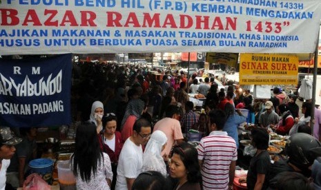   Warga memadati Pasar Kuliner Bendungan Hilir, Jakarta, Sabtu (21/7). (Aditya Pradana Putra/Republika)