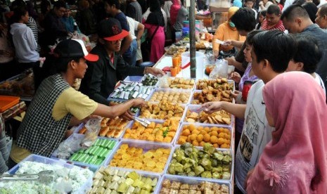   Warga memadati Pasar Kuliner Bendungan Hilir, Jakarta, Sabtu (21/7). (Aditya Pradana Putra/Republika)