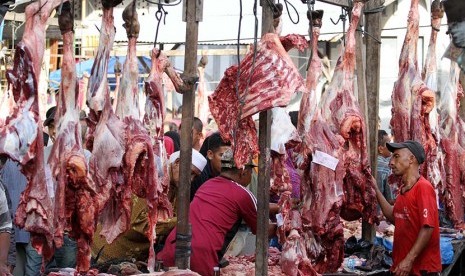 Warga memadati pasar untuk membeli daging sapi dengan harga Rp150 perkilogram pada perayaan Meugang H1Ramadan di pasar daging tradisional Inpres Lhokseumawe, Aceh, Selasa (16/6). (Antara/Rahmad)