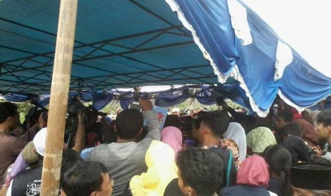 Warga memadati pemakaman Olga Syahputra di TPU Malaka, Jakarta Timur, Sabtu (28/3).