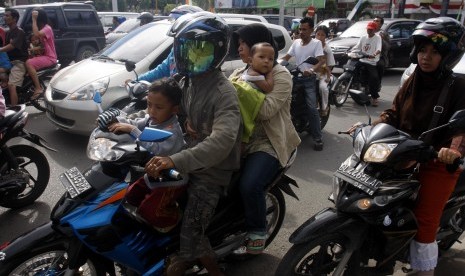 Warga memadati ruas jalan raya untuk menuju ke tempat yang lebh aman dari bencana tsunami pasca gempa kuat di Banda Aceh, Rabu (11/4).