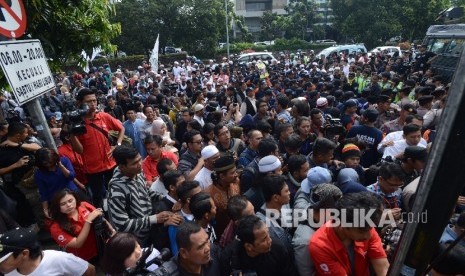 Warga memadati saat sidang perdana terdakwa penistaan agama, Basuki Tjahaja Purnama di Pengadilan Negeri Jakarta Utara, Selasa, (13/12). 