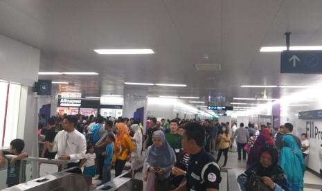 Warga memadati Stasiun MRT Bundaran HI pada pemilihan umum serentak, Rabu (17/4). 