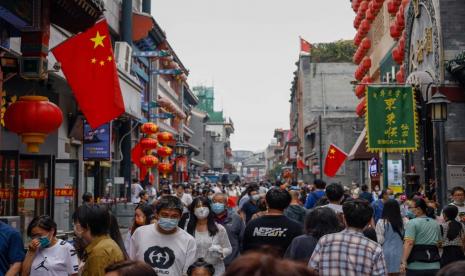 Perserikatan Bangsa-Bangsa (PBB) memperkirakan populasi China akan menyusut mulai tahun depan, ketika India kemungkinan besar akan menjadi negara terpadat di dunia.