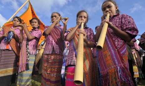 Warga memainkan orkes suling bambu untuk menyambut kedatangan tamu di Desa Looluna, Belu, Nusa Tenggara Timur (ilustrasi). 