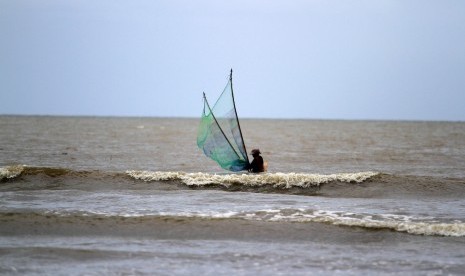 Warga memakai jaring untuk menangkap ikan di Pantai Siberut Selatan, Kecamatan Siberut Selatan, Kabupaten Kepualuan Mentawai, Sumatra Barat, Selasa (27/7). 