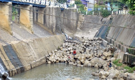 Warga memancing di aliran air sungai Ciliwung, Bendung Katulampa, Kota Bogor, Jawa Barat, Jum'at (20/7). 