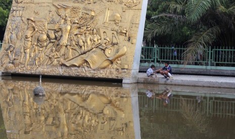 Warga memancing di area Tugu Perjuangan Rakyat Bekasi di GOR Bekasi, Jawa Barat. Tugu Perjuangan Rakyat menjadi salah satu cagar budaya yang akan dipromosikan sebagai destinasi pariwisata di Kota Bekasi.