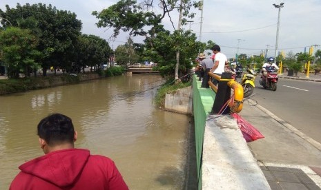 Warga memancing di tepi Sungai Rawa Tembaga, Bekasi Selatan