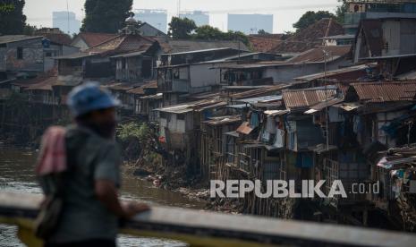 Warga memandang permukiman padat penduduk tepi Sungai Ciliwung di Kampung Melayu, Jakarta, Jumat (16/7/2021). Berdasarkan data yang dirilis Badan Pusat Statistik (BPS), jumlah warga berkategori miskin di Jakarta bertambah dari 496.840 orang pada September 2020 menjadi 501.920 orang pada Maret 2021 atau 4,72 persen dari total penduduk Ibu Kota. 