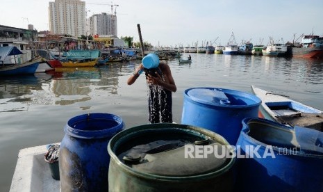 Warga memanfaatkan air bersih di Kampung Luar Batang, Jakarta Utara, Senin (9/5).  (Republika/Yasin Habibi)