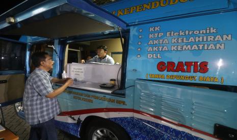 Warga memanfaatkan mobil pelayanan administrasi kependudukan di Kelurahan Ketami, Kota Kediri, Jawa Timur. Kementerian Dalam Negeri (Kemendagri) menegaskan, tidak ada sama sekali denda bagi masyarakat yang tidak segera memperbarui Kartu Keluarga (KK) setelah menikah maupun setelah kelahiran anak, perceraian, dan kematian.