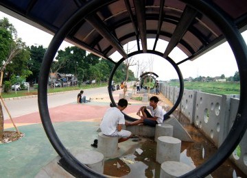 Warga memanfaatkan rest area atau tempat peristirahatan di Jalur Banjir Kanal Timur (BKT), Jakarta Timur, Kamis (26/1).  (Republika/Prayogi)