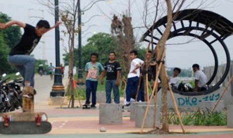 Warga memanfaatkan rest area atau tempat peristirahatan di Jalur Banjir Kanal Timur (BKT), Jakarta Timur, Kamis (26/1).  (Republika/Prayogi)