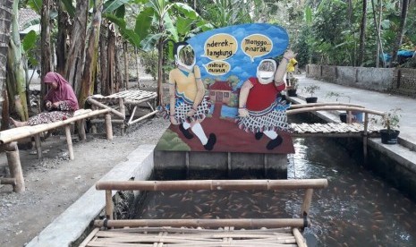 Warga memanfaatkan selokan Tansah Bedjo menjadi kolam ikan di Dusun Singorasen, RT 04, Desa Wukisari, Kecamatan Imogiri, Kabupaten Bantul, DI Yogyakarta.