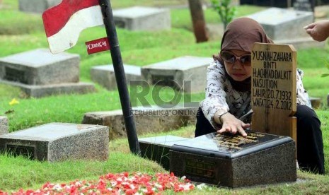 Seorang warga berziarah ke makam salah satu keluarganya di TPU Karet, Jakarta,Selasa (2/7).  (Republika/Agung Supriyanto)