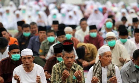 Warga memanjatkan doa seusai melaksanakan Salat Istisqa (minta hujan) di Lapangan Cindua Mato, Tanah Datar, Sumatera Barat, Rabu (9/9). 