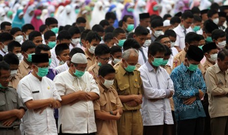 Warga memanjatkan doa seusai melaksanakan Salat Istisqa (minta hujan) di Lapangan Cindua Mato, Tanah Datar, Sumatera Barat, Rabu (9/9). 