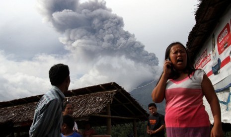  Warga memantau aktivitas Gunung Sinabung yang kembali menyemburkan abu vulkanik di Desa Tiga Pancur, Kabupaten Karo, Sumut, Selasa (5/11).   (Antara/Rony Muharrman)