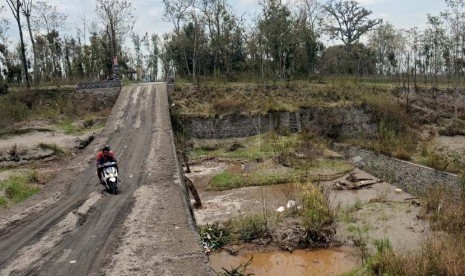 A resident monitors the cold lava's flow from Mount Kelud in Kediri, East Java, on Tuesday.