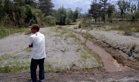  Warga memantau aliran lahar dingin Gunung Kelud yang melintasi Kecamatan Puncu, Kediri, Jawa Timur, Selasa (18/2). (Republika/Adhi Wicaksono)