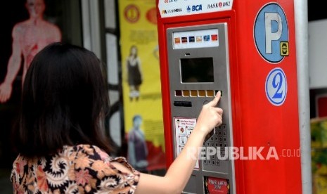 Warga memarkir kendaraan menggunakan parkir meter di Jalan Sabang, Jakarta, Senin (18/1). 