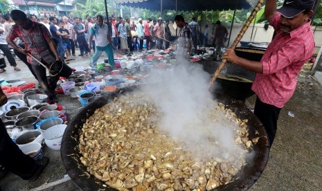 Warga memasak dan membagikan masakan kuah Beulangong (kari daging sapi) di Desa Ilie, Ulee Kareng, Banda Aceh, Aceh.  