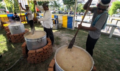 Warga memasak makanan tradisional 'kanji rumbi' di pelataran Masjid Agung Islamic Center Lhokseumawe, Aceh.