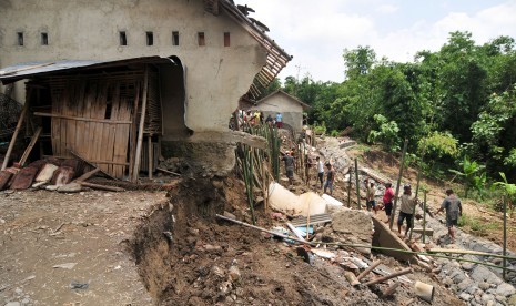 Rumah tertimpa longsor (ilustrasi) 