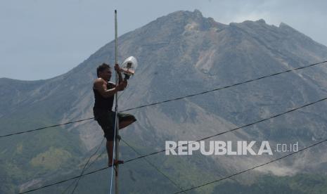 Warga memasang kamera Closed Circuit Television (CCTV) di Dukuh Takeran, Tlogolele, Selo, Boyolali, Jawa Tengah. Warga setempat memasang dua titik kamera CCTV secara mandiri untuk memantau aktivitas Gunung Merapi serta untuk mengawasi keamanan lingkungan.