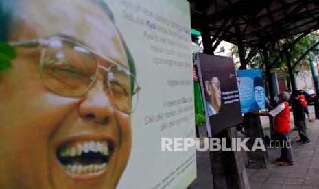 KH Abdurrahman Wahid saat menjadi presiden pernah meminta warga NU ikut Lebaran bersama warga Muhammadiyah yang menetapkan Hari Raya Idul Fitri lebih dulu.