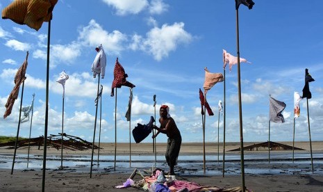  Warga memasang seni instalasi yang berjudul Gombal di area kolam penampungan lumpur di titik 71 Porong, Sidoarjo, Jawa Timur, Ahad (29/5).  (Antara/Umarul Faruq)