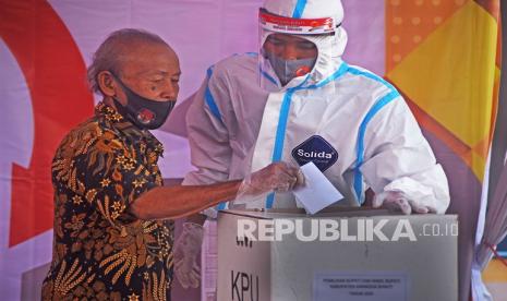 Warga memasukan kertas suara ke kotak suara saat mengikuti simulasi pemungutan suara Pilkada Serentak di Jawilan, Serang, Banten, Sabtu (21/11). Pemilih tak bermasker akan ditolak masuk TPS oleh panitia pemilihan setempat. (ilustrasi)