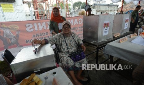 Warga memasukan surat suara ke kotak suara saat pemungutan suara ulang (PSU) putaran kedua Pilkada DKI Jakarta di TPS 01 Gambir, Jakarta, Sabtu (22/4). 