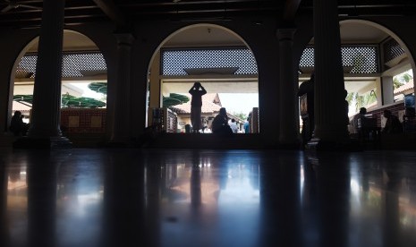 Warga memasuki Masjid Keramat Luar Batang di Kawasan Penjaringan, Jakarta, Jumat (1/4).