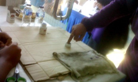 A votes dips his finger in indelible ink after cast his vote in a ballot booth in Jakarta on Wednesday. 