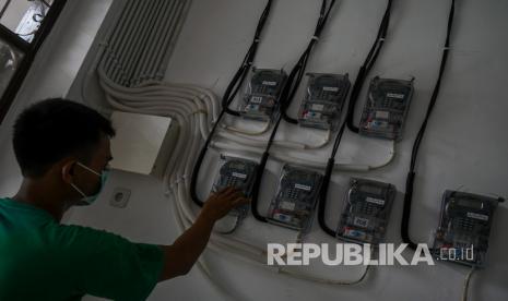 Warga memasukkan pulsa token listrik di tempat tinggalnya, di Jakarta, Selasa (1/4). PT PLN (Persero) memastikan program elektrifikasi nasional tetap berjalan meski ekonomi sedang tertekan akibat pandemi Covid-19. Sesuai target, PLN akan mengejar angka rasio elektrifikasi nasional 100 persen pada akhir tahun 2020 ini. 