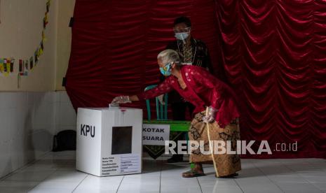 Warga memasukkan surat suara di Tempat Pemungutan Suara (TPS) 8 Kalitengah Lor di Barak Pengungsian Glagaharjo, Cangkringan, Sleman, DI Yogyakarta, Rabu (9/12/2020). Warga Dusun Kalitengah Lor yang berada di Kawasan Rawan Bencana (KRB) Gunung Merapi melakukan pemungutan suara Pilkada Bupati dan Wakil Bupati Sleman 2020 di barak pengungsian Desa Glagaharjo.