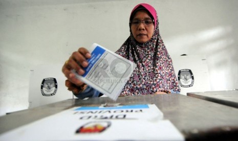 Warga memasukkan surat suara ke dalam kotak dalam pemilihan Umum (Pemilu) Legislatif ulang di TPS 20, Desa Banteng, Ciampea, Kabupaten Bogor, Ahad (13/4). (Republika/Aditya Pradana Putra)