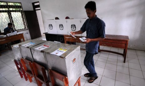 Warga memasukkan surat suara ke dalam kotak dalam pemilihan Umum (Pemilu) Legislatif ulang di TPS 20, Desa Banteng, Ciampea, Kabupaten Bogor, Ahad (13/4). (Republika/Aditya Pradana Putra)