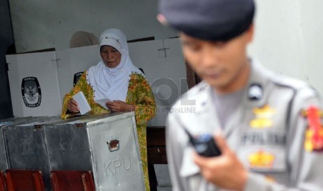 Warga memasukkan surat suara ke dalam kotak dalam pemilihan Umum (Pemilu) Legislatif ulang di TPS 20, Desa Banteng, Ciampea, Kabupaten Bogor, Ahad (13/4). (Republika/Aditya Pradana Putra)