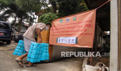 Kepala BNPB: Laju Penularan Covid-19 Terjadi di Keluarga. Warga membagikan bantuan makanan dari Dinas Sosial di Kelapa Dua Wetan, Ciracas, Jakarta Timur, Rabu (23/6/2021). Sebanyak 55 orang terkonfirmasi positif COVID-19 yang berasal dari klaster keluarga di dua RT kawasan Kelapa Dua Wetan, Ciracas, Jakarta Timur kini menerapkan Mikro Lockdown untuk mencegah penyebaran COVID-19 di wilayah tersebut. 