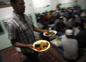 Warga membagikan makanan buka puasa di hari pertama Ramadhan di Mouraria, Lisbon. Muslim di Portugal sangat minoritas, hanya 50 ribu orang, kebanyakan imigran dari Afrika