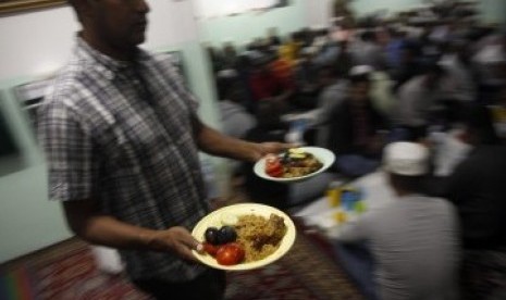 Warga membagikan makanan buka puasa di hari pertama Ramadhan di Mouraria, Lisbon. Muslim di Portugal sangat minoritas, hanya 50 ribu orang, kebanyakan imigran dari Afrika