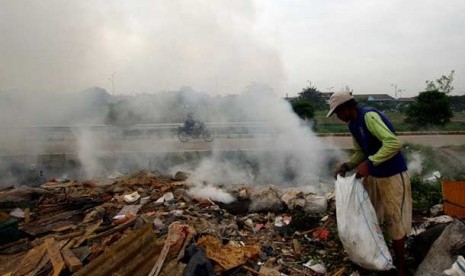   Warga membakar sampah dipinggir jalan. (ilusrasi)