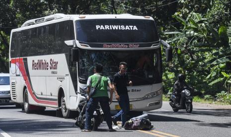 Warga membantu mengevakuasi seorang pemudik bersepeda motor yang mengalami kecelakaan di kawasan Alas Roban, Batang, Jawa Tengah, Ahad (1/5/2022). Presiden Joko Widodo (Jokowi) menyampaikan, jumlah kecelakaan saat mudik lebaran pada tahun ini tercatat mengalami penurunan hingga 45 persen jika dibandingkan pada saat lebaran 2019 lalu.