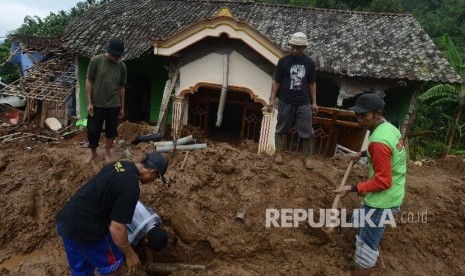 Warga membantu tim SAR untuk mencari korban longsor di Desa Banaran, Kecamatan Pulung, Kabupaten Ponorogo, Jawa Timur, Kamis (6/4). 