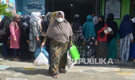 Warga membawa bantuan paket sembako (ilustrasi). Raja Arab Saudi Salman bin Abdulazis al-Saud menyalurkan bantuan berupa 100 paket sembako kepada warga masyarakat yang membutuhkan di Kota Bandung, Jawa Barat.