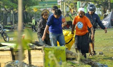 Warga membawa jenazah korban tsunami di Palu, Sulawesi Tengah, Sabtu (29/9). 