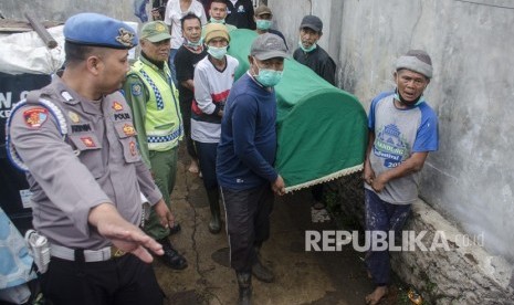 Warga membawa jenazah Lina Jubaedah mantan istri komedian Sule, untuk dipindahkan usai proses otopsi di Tempat pemakaman keluarga Sekelimus, Bandung, Jawa Barat, Kamis (9/1/2020). 